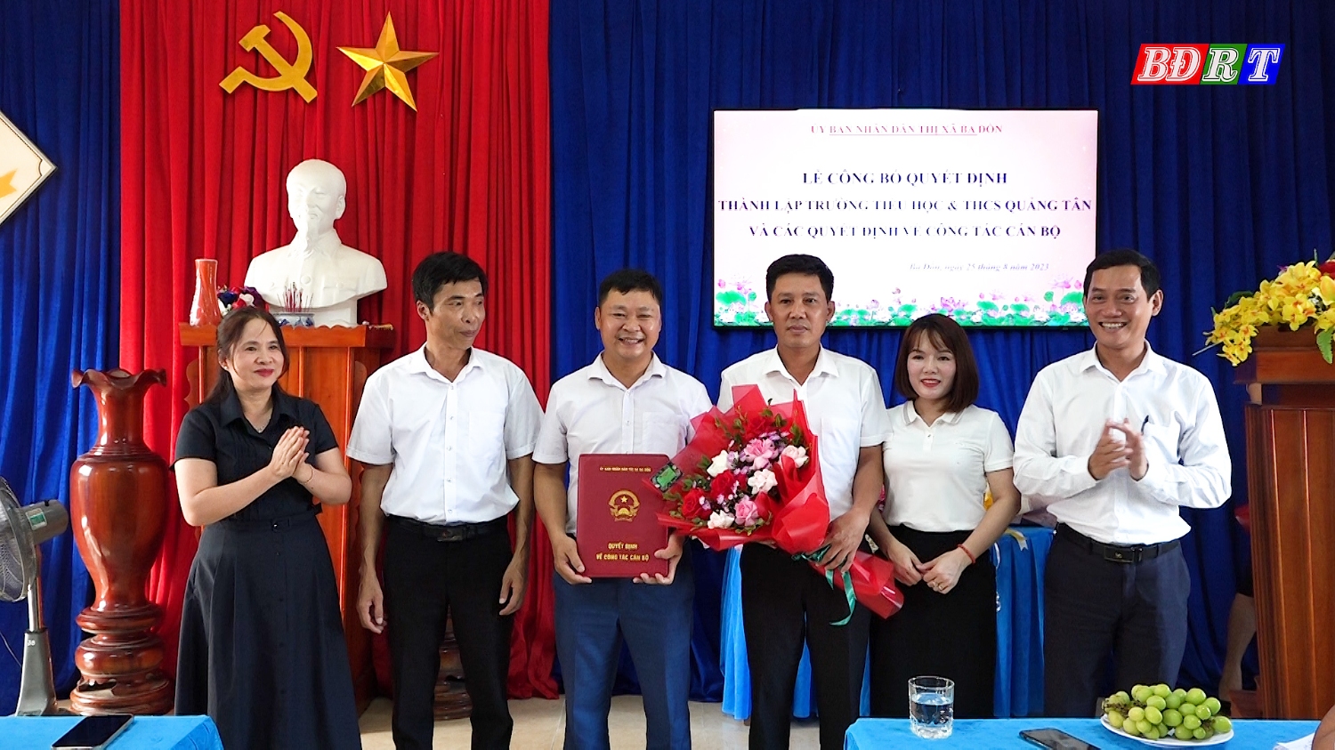 Lãnh đạo thị xã Ba Đồn trao Quyết định thành lập Trường TH&THCS Quảng Tân