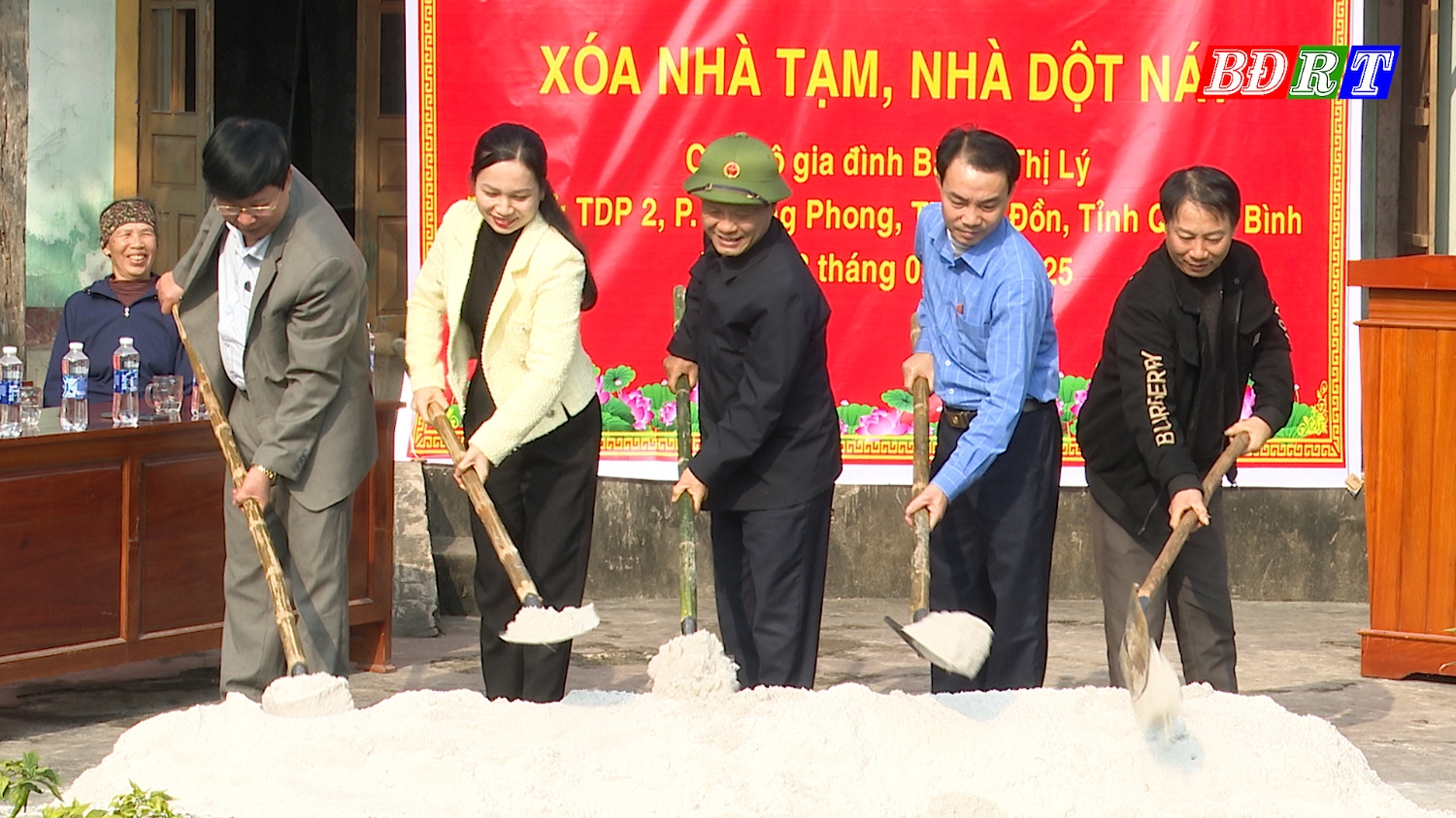 Lãnh đạo thị xã, các phòng, ban, địa phương động thổ khởi công xây dựng nhà ở cho gia đình bà Lê Thị Lý (1)