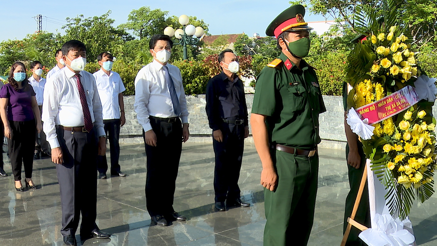 Lãnh đạo thị xã Ba Đồn dâng hương tại Nhà bia tưởng niệm.