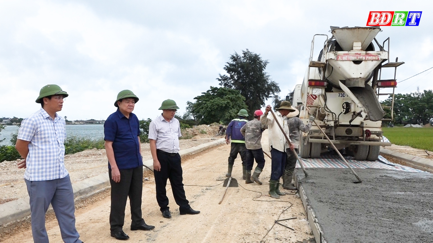 Đồng chí Chủ tịch UBND thị xã Đoàn Minh Thọ kiểm tra tiến độ thực hiện tuyến đường tỉnh lộ 559.