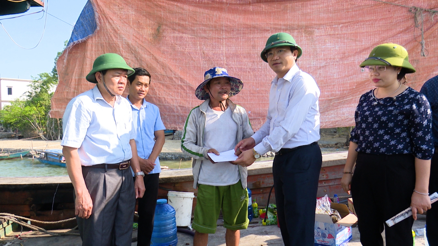 Lãnh đạo Thị xã Ba Đồn thăm hỏi, động viên và trao tiền hỗ trợ cho chủ tàu cá gặp nạn.