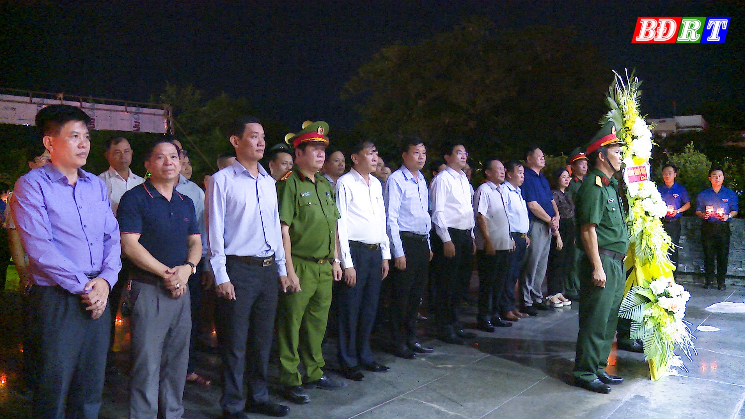 Lãnh đạo thị xã thắp nến tri ân và dâng hương tại Nhà bia tưởng niệm ghi tên Liệt sỹ thị xã.