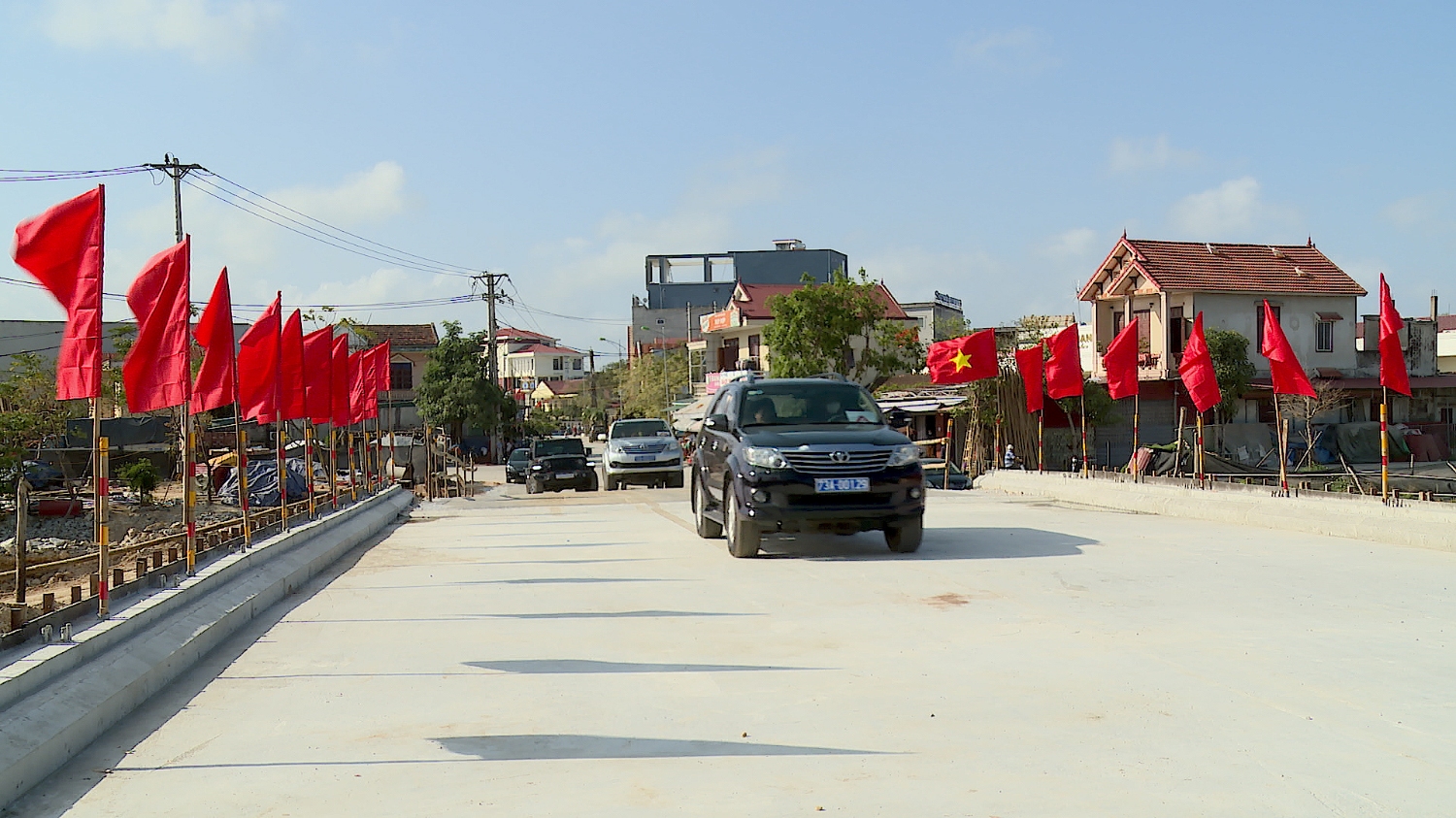 Lãnh đạo thị xã thông xe kỹ thuật cầu kết hợp đập tràn Quảng Thuận.