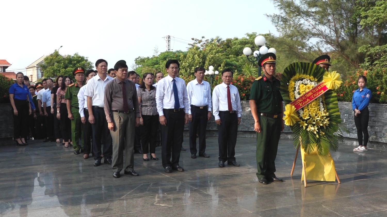 Lãnh đạo thị xã Ba Đồn dâng hương tại Nhà bia tưởng niệm nhân kỷ niệm 75 năm ngày Quốc khánh nước CHXHCN Việt Nam.