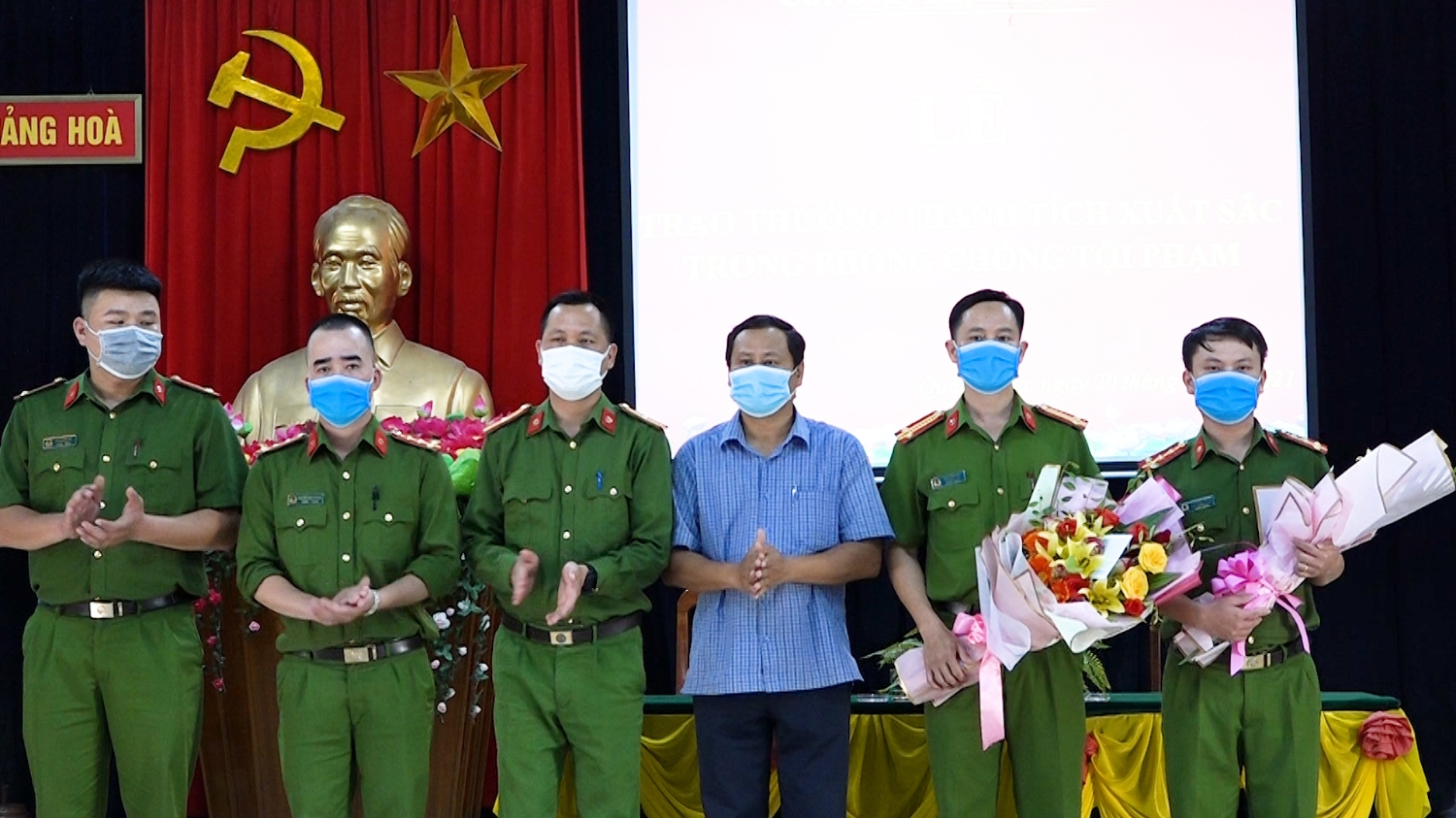 Lãnh đạo xã Quảng Hòa trao hoa và quà chúc mừng thành tích của lực lượng công an xã
