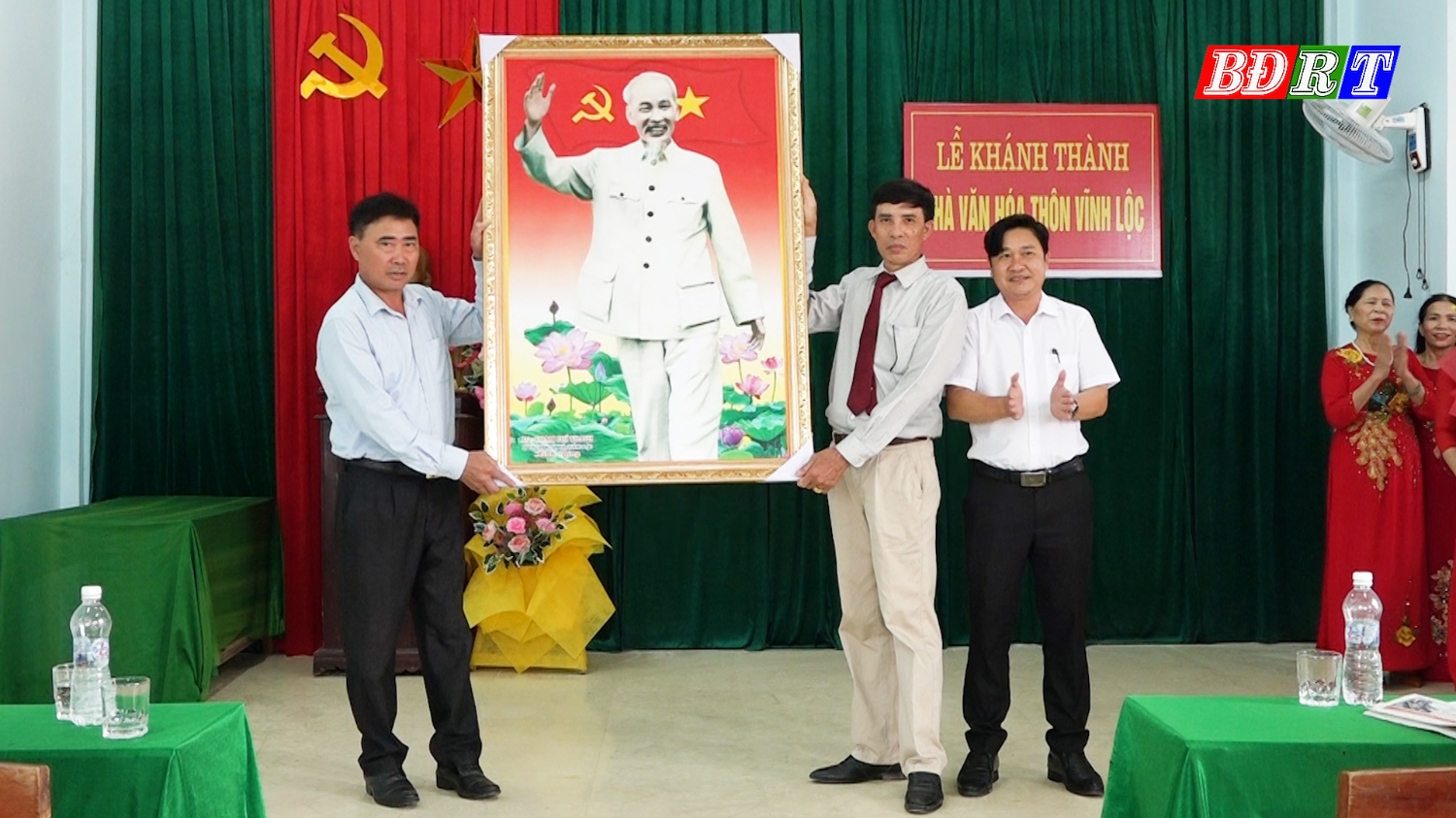 Lãnh đạo xã Quảng Lộc tặng quà chúc mừng thôn Vĩnh Lộc
