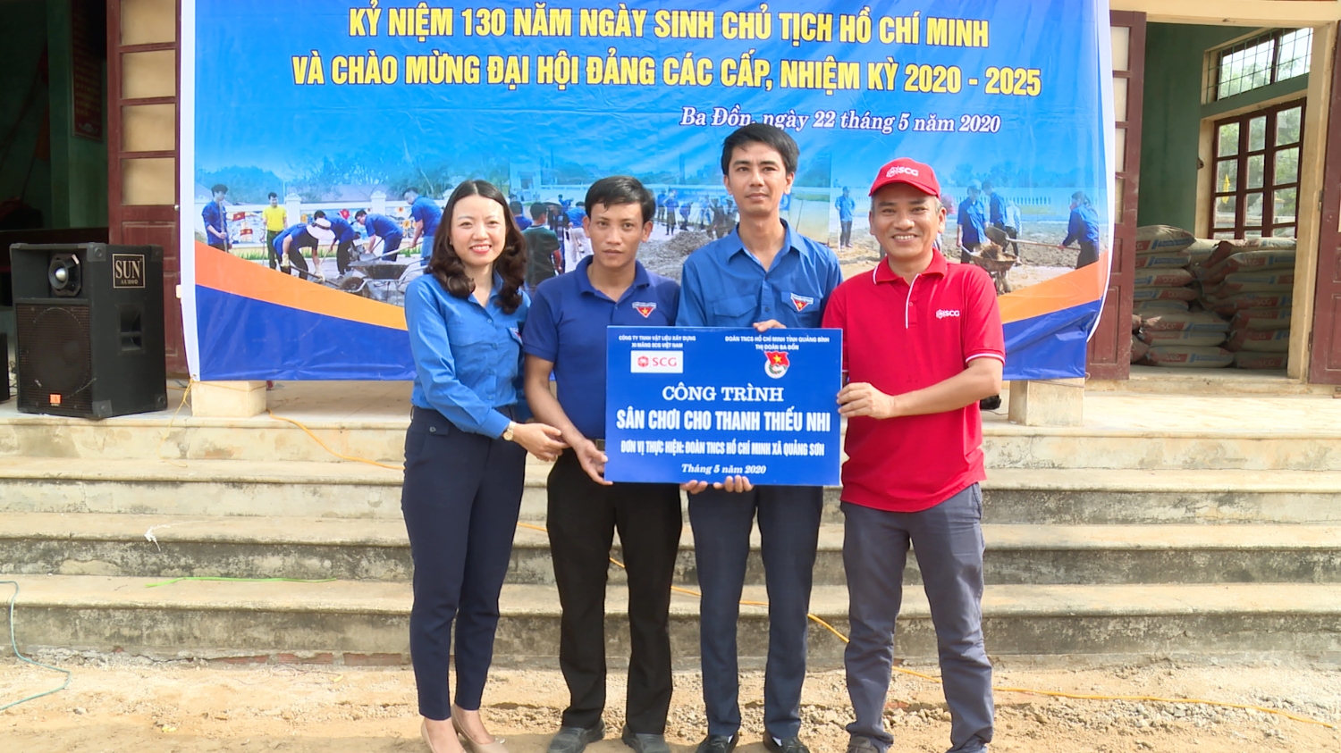 Thị Đoàn Ba Đồn: Khởi công và bàn giao công trình sân chơi cho thanh thiếu nhi thôn Hà Sơn.
