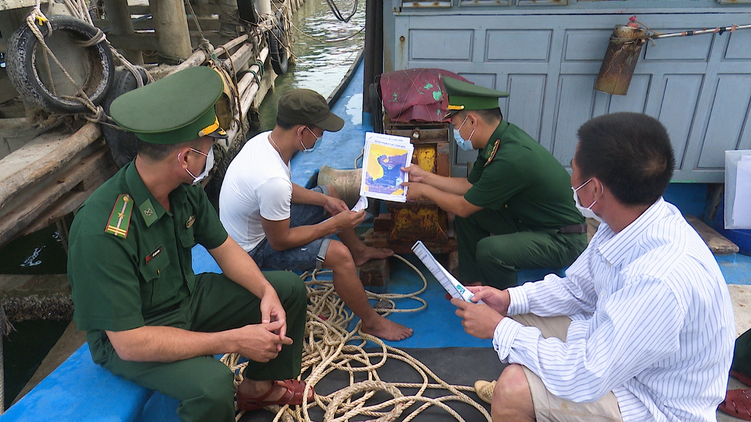 Lực lượng Biên phòng tuyên truyền kiến thức Quốc phòng an ninh cho các ngư dân
