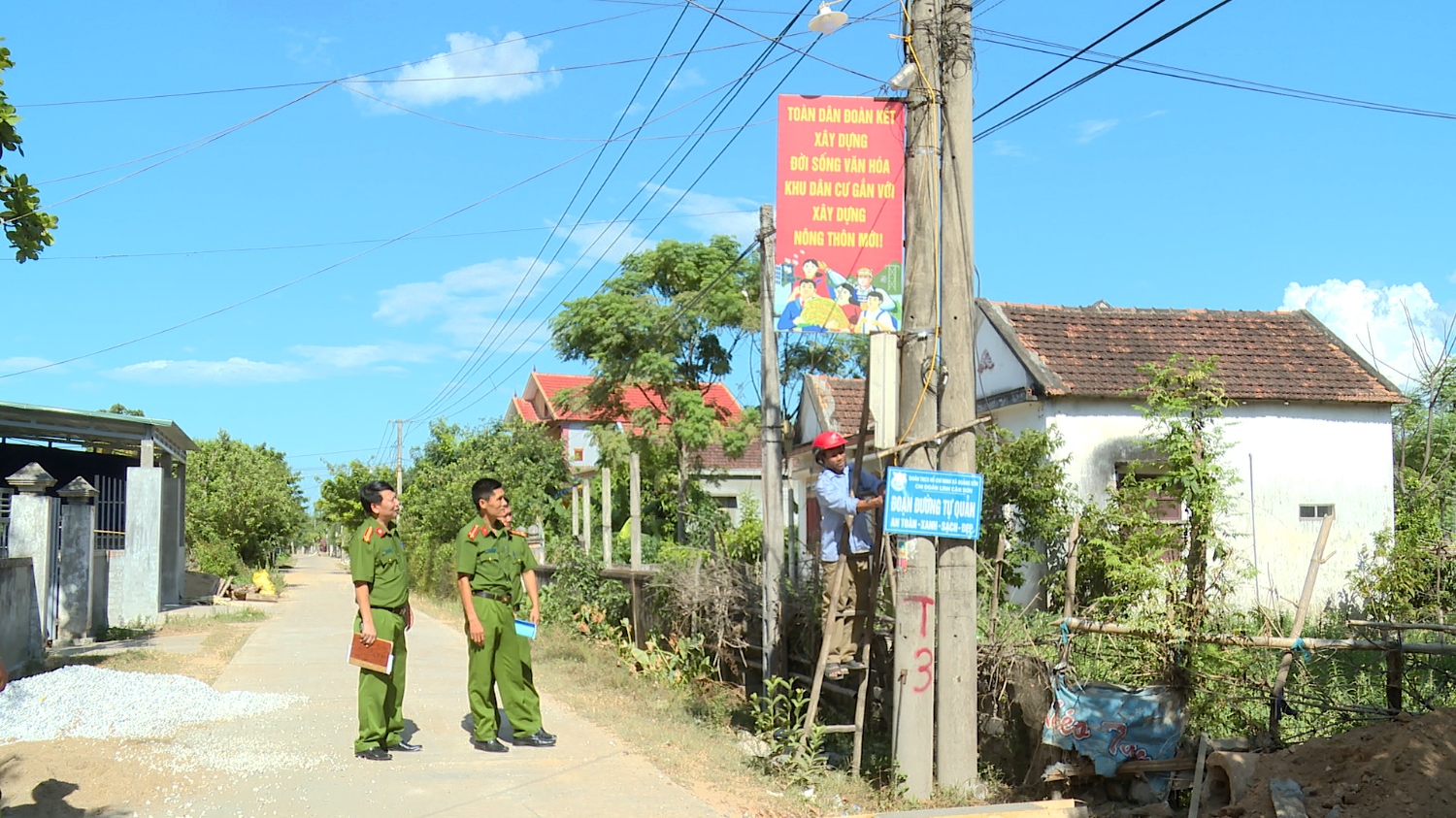 Công an xã Quảng Sơn kết hợp với người dân lắp điện chiếu sáng tại thôn Linh Cận Sơn.