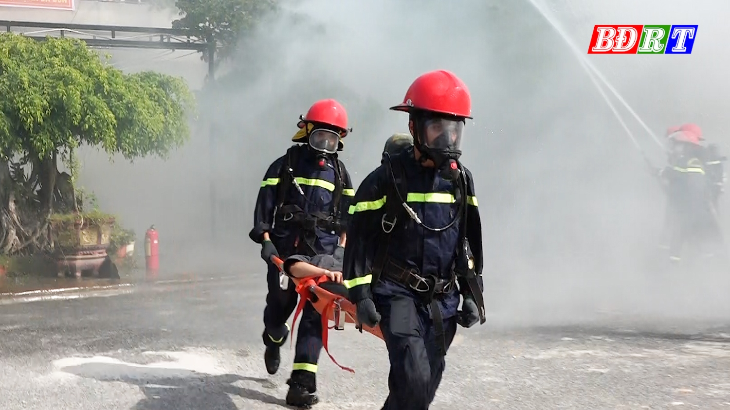 Lực lượng công an PCCC&CNCH tiến hành cứu người trong đám cháy