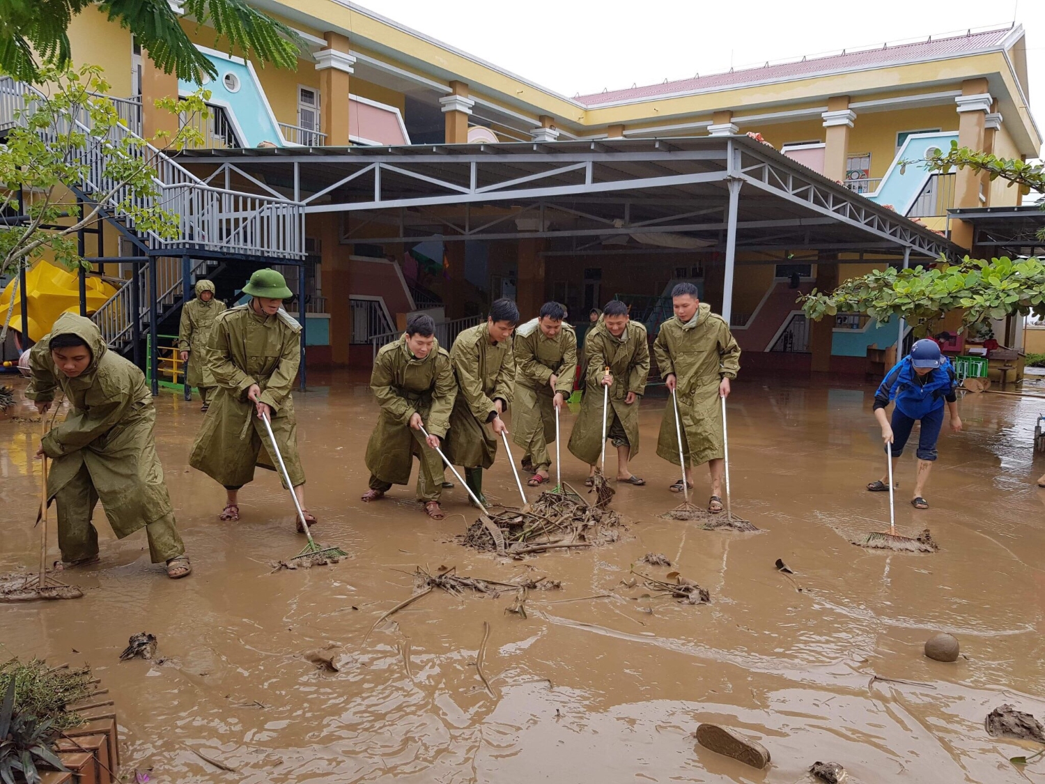 Lực lượng công an thị xã làm vệ sinh tại trường Mầm non Quảng Trung.