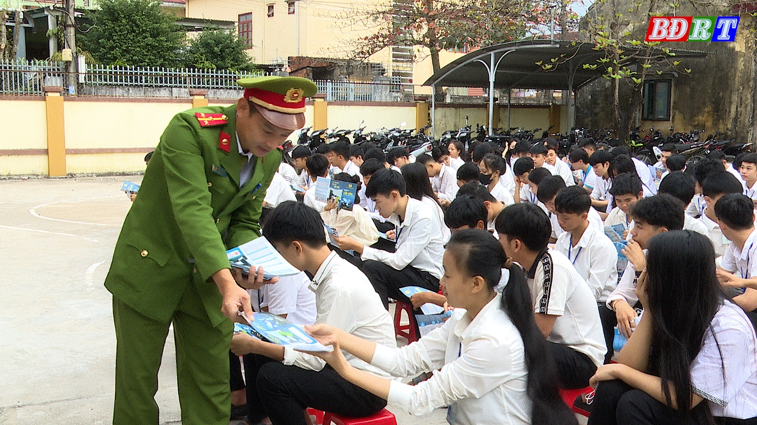 Lực lượng công an thị xã phối hợp với các trường học phát tờ rơi tuyên truyền phổ biến, giáo dục pháp luật cho học sinh.