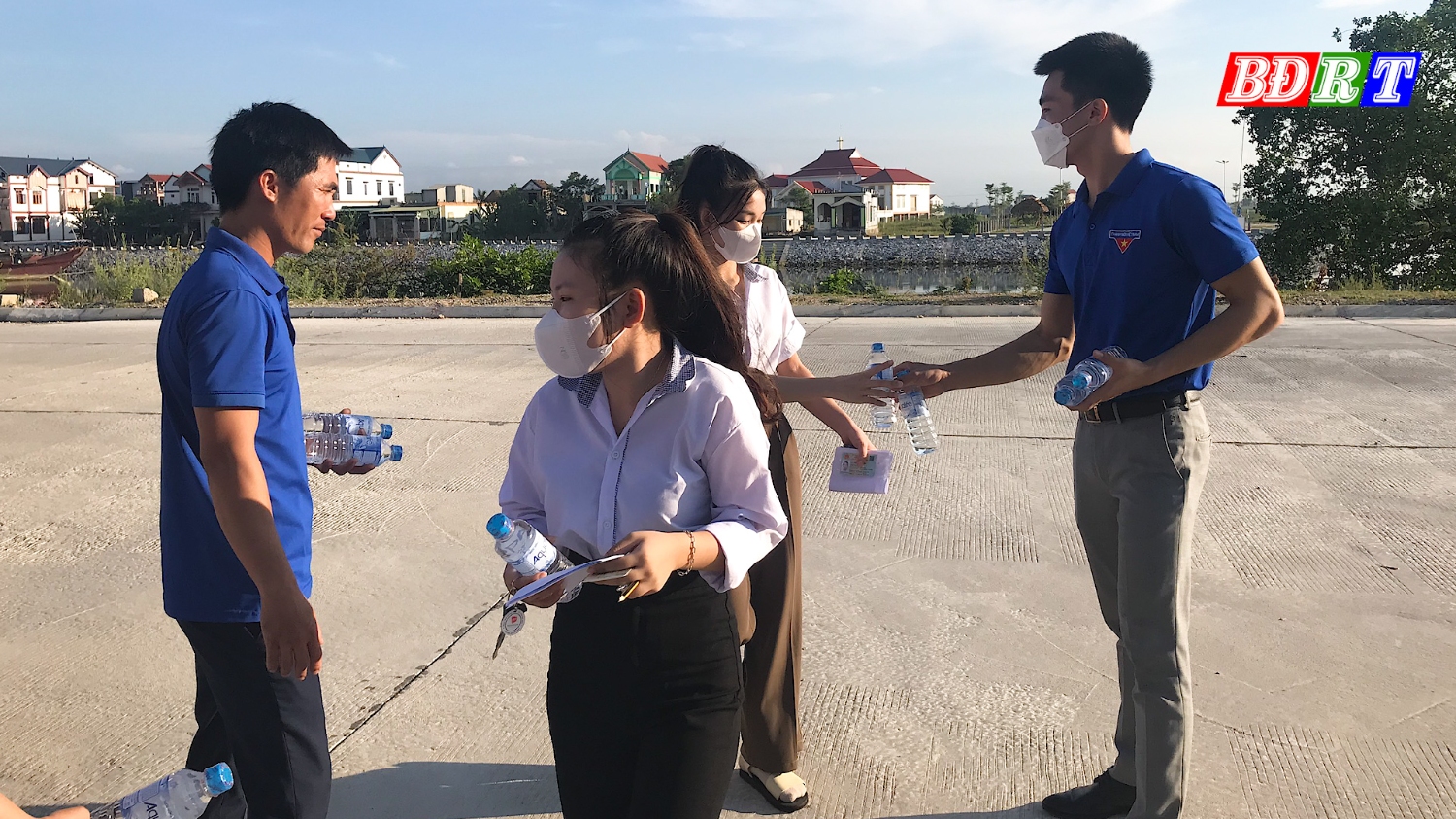 Lực lượng đoàn viên thanh niên hỗ trợ nước uống cho các thí sinh