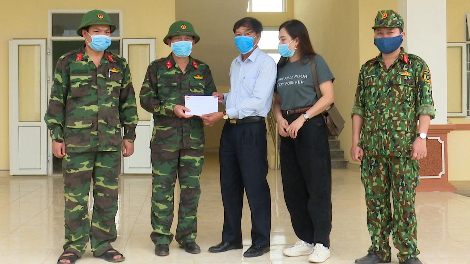 Đồng chí Nguyễn An Bình-UVTV Thị ủy- Chủ tịch UBMTTQ thị xã Ba Đồn trao quà cho cán bộ, chiến sĩ và người dân trong khu cách ly.