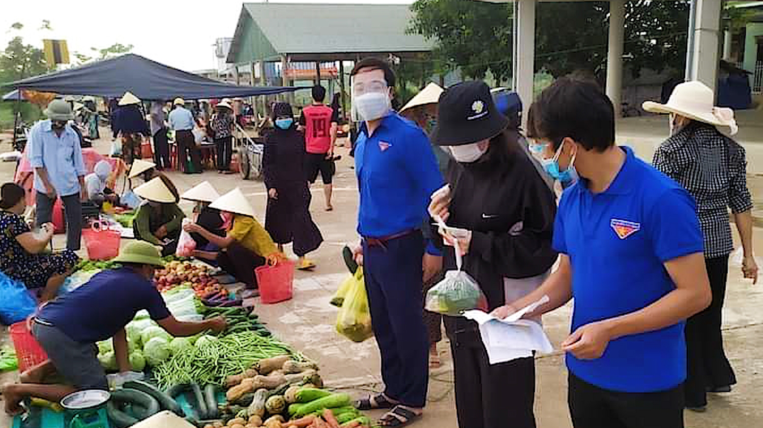 Mô hình “Đi chợ giúp dân” trong khu phong tỏa của Đoàn xã Quảng Tân