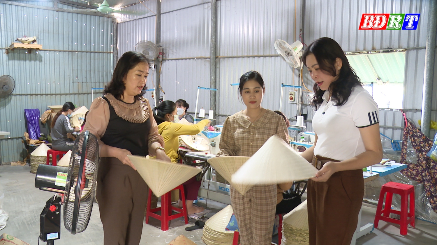 Mô hình may nón lá bằng máy may công nghiệp của chị Phan Thị Hiền, thôn Tân Đức, xã Quảng Tân.