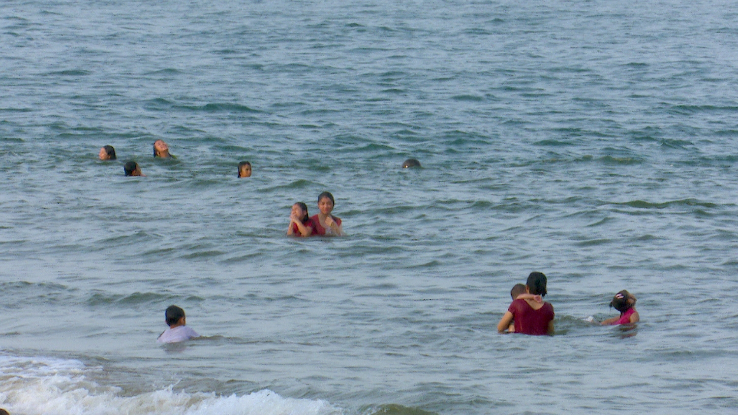 Một số em lại rủ nhau ra biển để tắm dẫn đến nguy cơ đuối nước rất cao