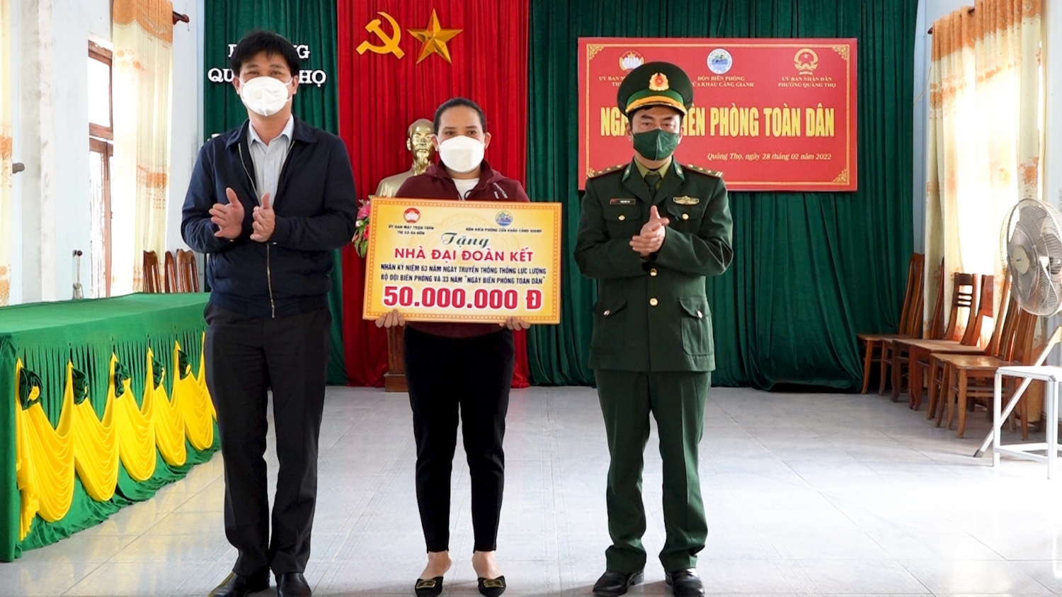 MTTQVN thị xã phối hợp với Đồn Biên phòng CKCG tặng nhà đại đoàn kết cho bà Phan Thị Dịu, phường Quảng Thọ