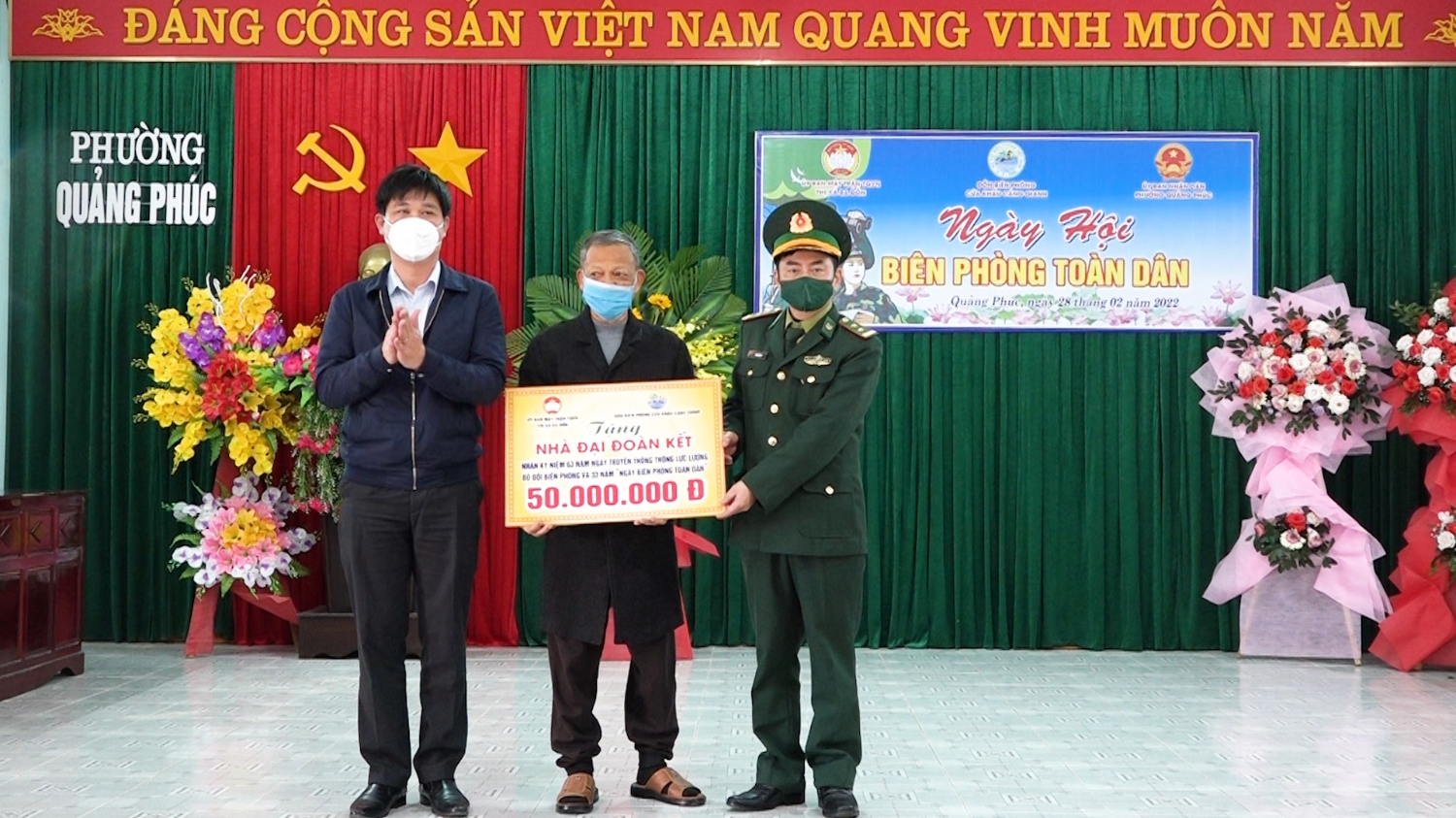 MTTQVN thị xã phối hợp với Đồn Biên phòng CKCG tặng nhà đại đoàn kết cho ông Nguyễn Xuân Vui, phường Quảng Phúc