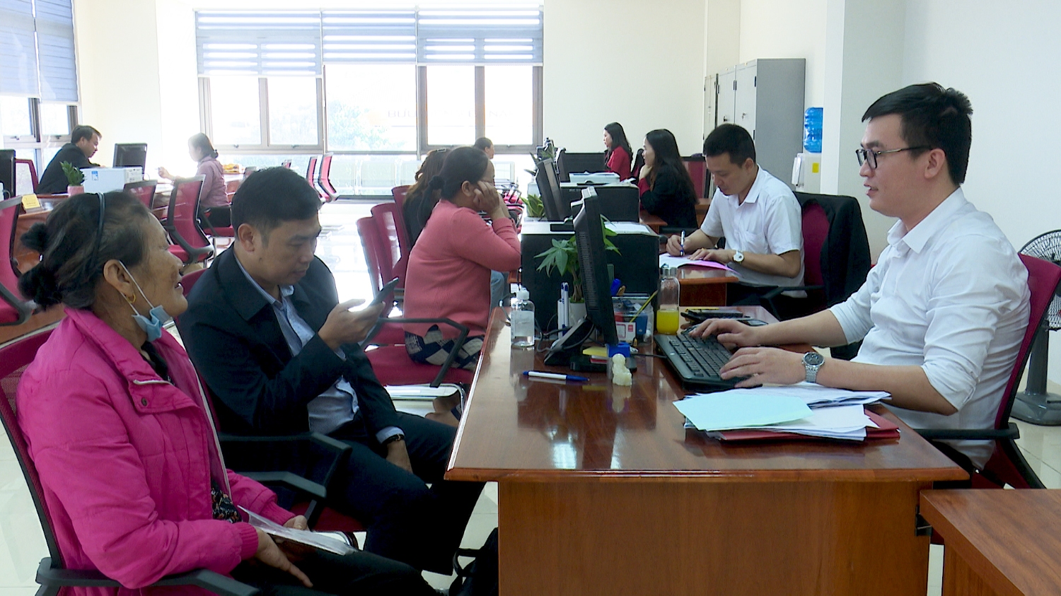 Cán bộ Ngân hàng Agribank Chi nhánh huyện Quảng Trạch, Bắc Quảng Bình tư vấn các gói vay tín dụng.
