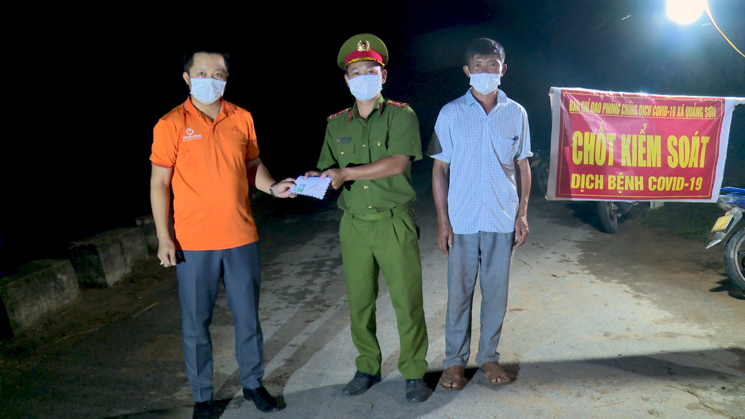 Ngân hàng bưu điện Liên Việt PGD Ba Đồn trao quà tại chốt kiểm soát dịch Covid- 19 tại thôn Tân Sơn, xã Quảng Sơn