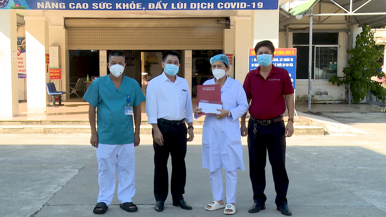 Ngân hàng Nông nghiệp Phát triển Nông thôn chi nhánh Quảng Trạch trao quà hỗ trợ phòng chống dịch Covid 19