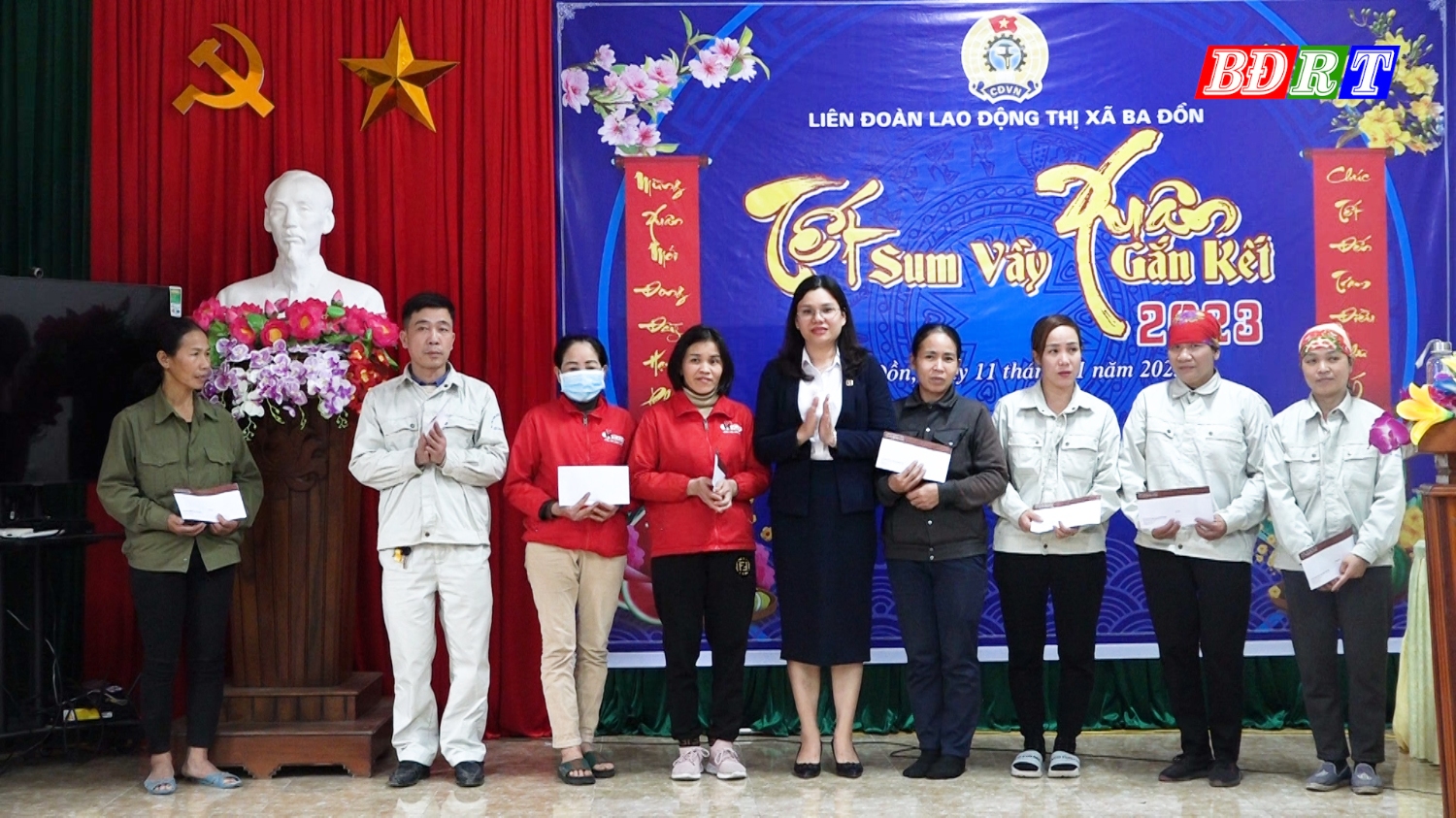 Ngân hàng Nông nghiệp phát triển Nông thôn huyện Quảng Trạch trao quà cho đoàn viên công đoàn có hoàn cảnh khó khăn