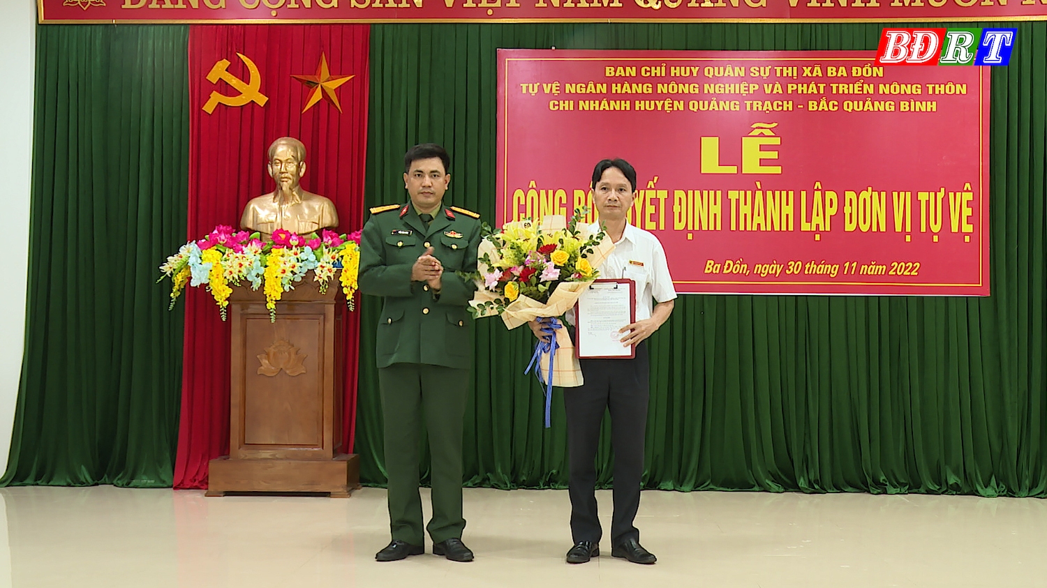 Trao Quyết định thành lập đơn vị tự vệ Ngân hàng Nông nghiệp và phát triển  nông thôn Việt Nam chi nhánh huyện Quảng Trạch-Bắc Quảng Bình.
