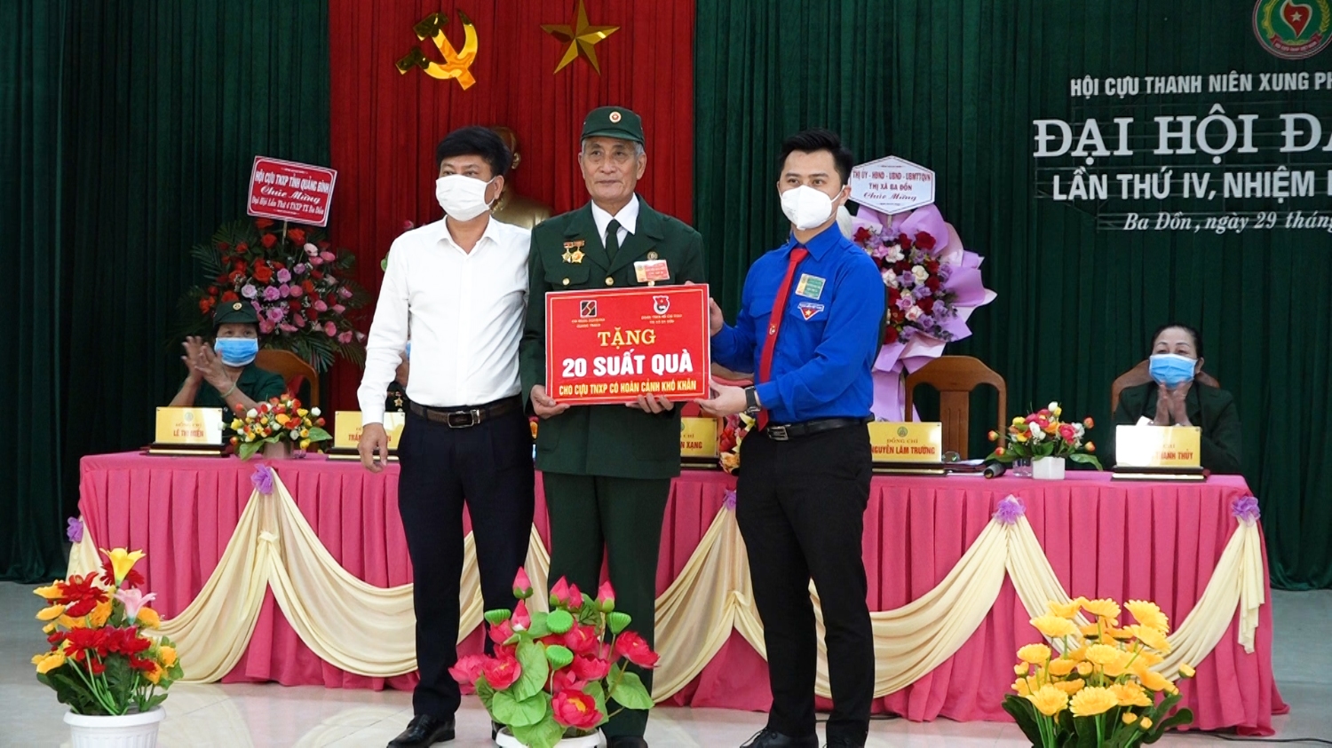 Ngân hàng Nông nghiệp và Phát triển nông thôn chi nhánh Quảng Trạch và Thị đoàn Ba Đồn tặng 20 suất quà cho Cựu TNXP có hoàn cảnh khó khăn