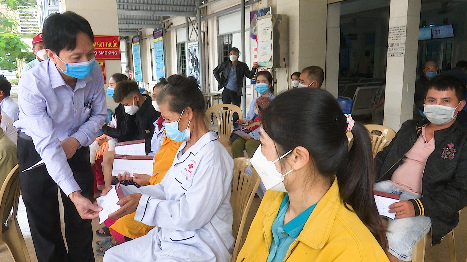 Ngân hàng Nông nghiệp và Phát triển nông thôn huyện Quảng trạch tặng quà cho các bệnh nhân có hoàn cảnh khó khăn tại Bệnh viện Đa khoa khu vực Bắc Quảng Bình
