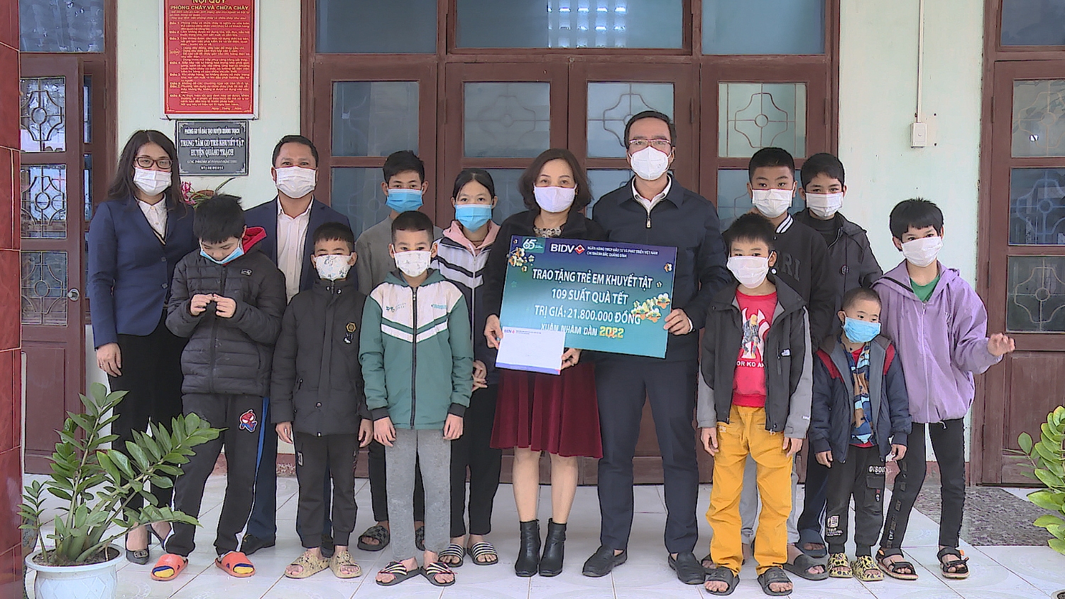 Ngân hàng TMCP đầu tư và phát triển Việt Nam, chi nhánh Bắc Quảng Bình trao tặng 109 suất quà cho trẻ em khuyết tật