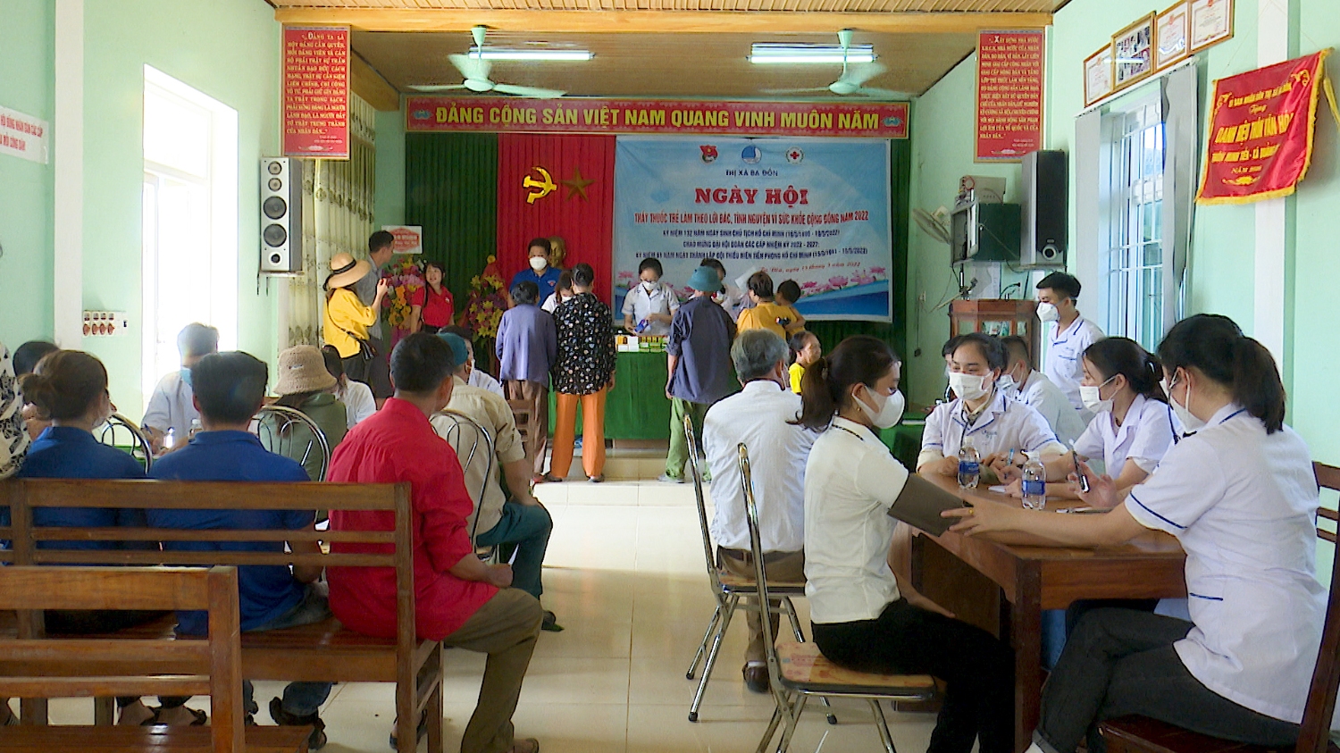 Ngày hội thu hút gần 200 người dân thôn Minh Tiến tham gia khám bệnh.