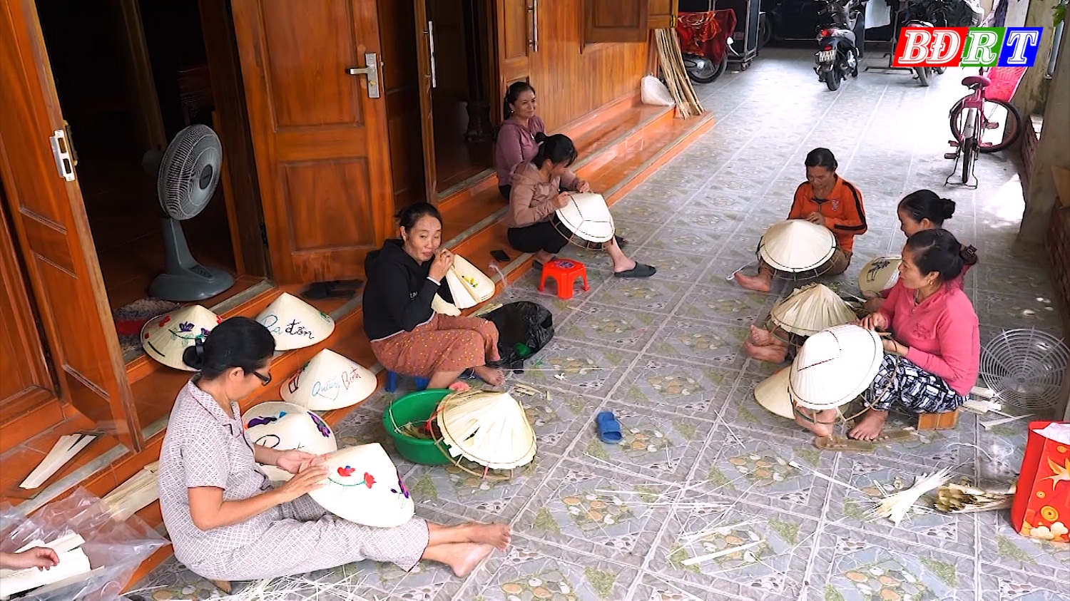 Nghề may nón ở xã Quảng Hải giúp người dân có thu nhập ổn định