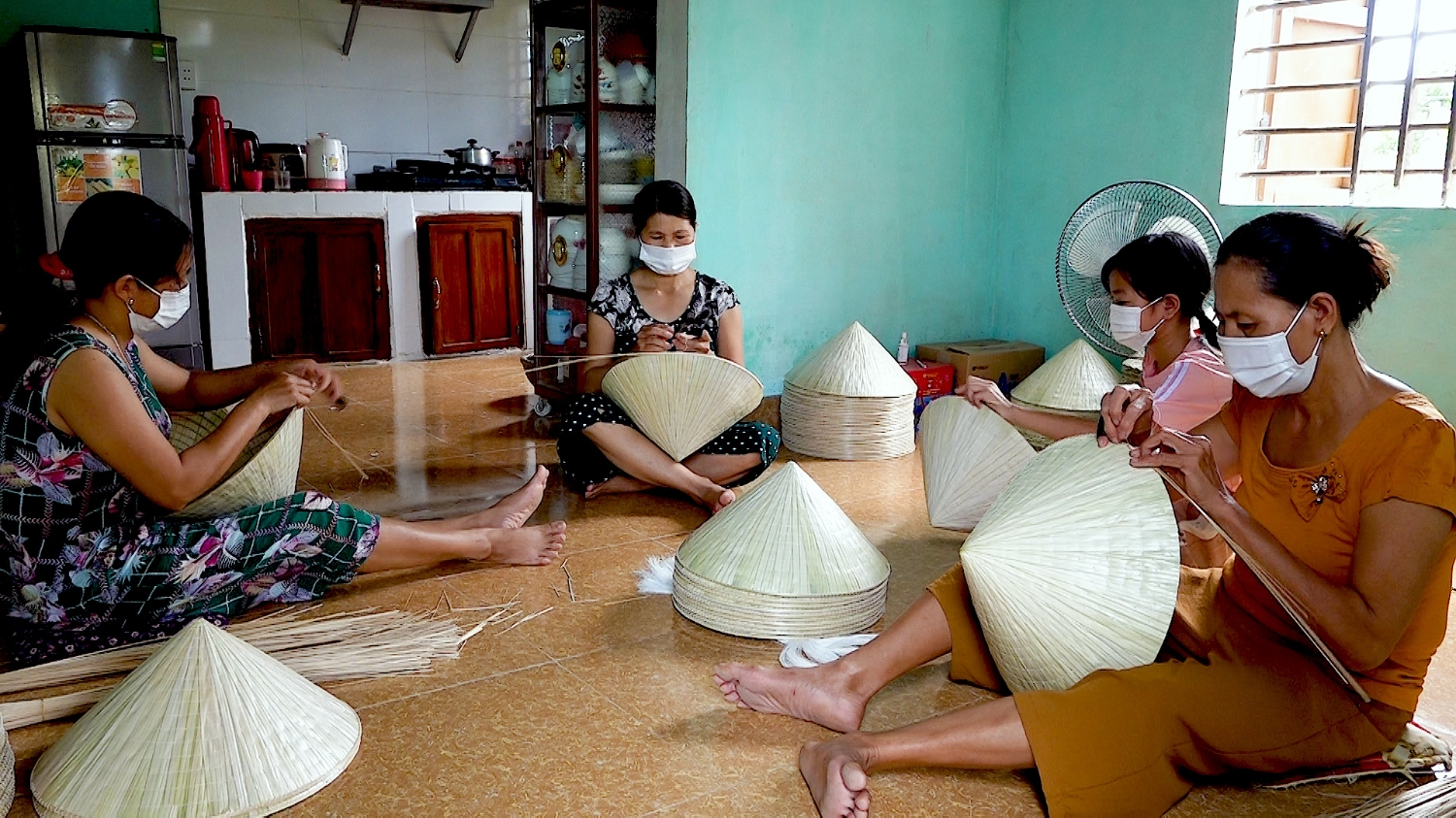Nghề may nón ở xã Quảng Thủy tạo công ăn việc làm cho nhiều lao động.