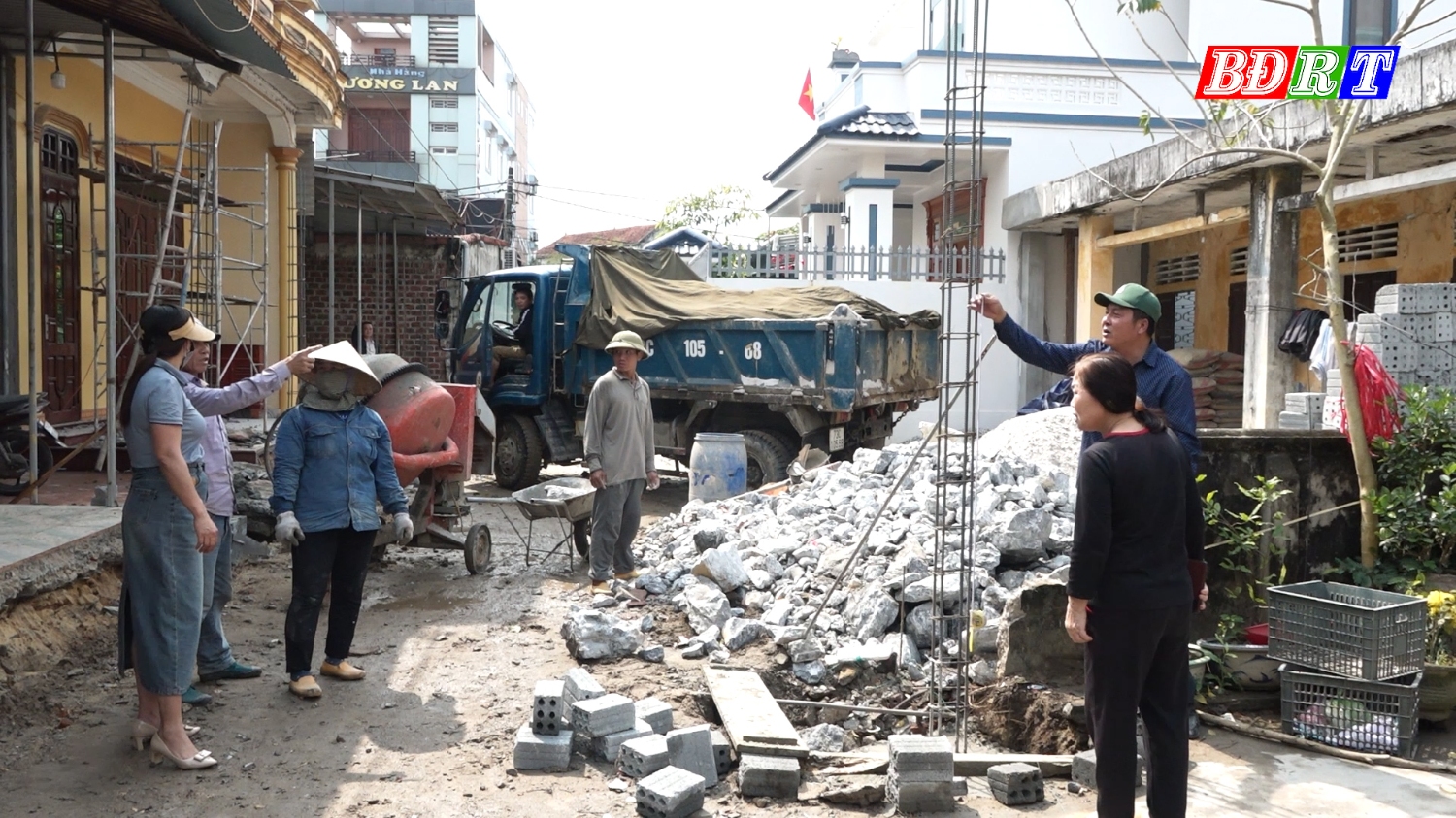 Người dân phường Ba Đồn tự nguyện hiến đất, tài sản trên đất để mở rộng tuyến đường dân sinh