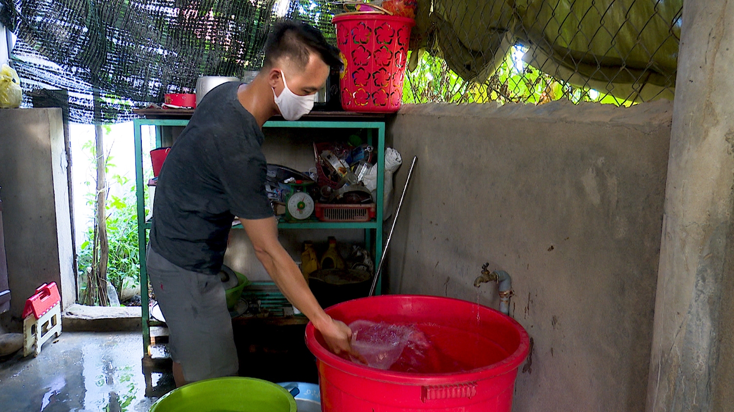 Người dân phường Quảng Thuận hứng nước vào xô để phục vụ cho sinh hoạt sinh hoạt (1)