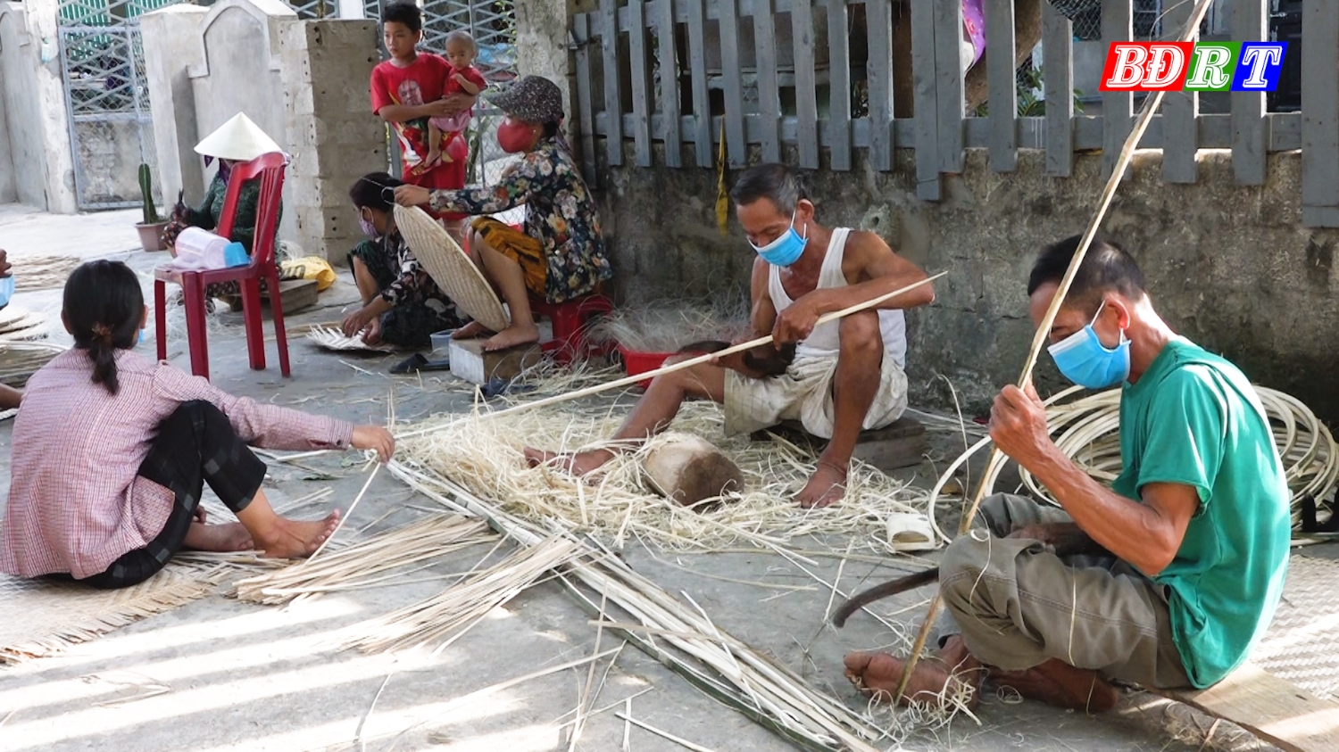 Người dân TDP Thọ Đơn, phường Quảng Thọ vẫn duy trì nghề đan lát.
