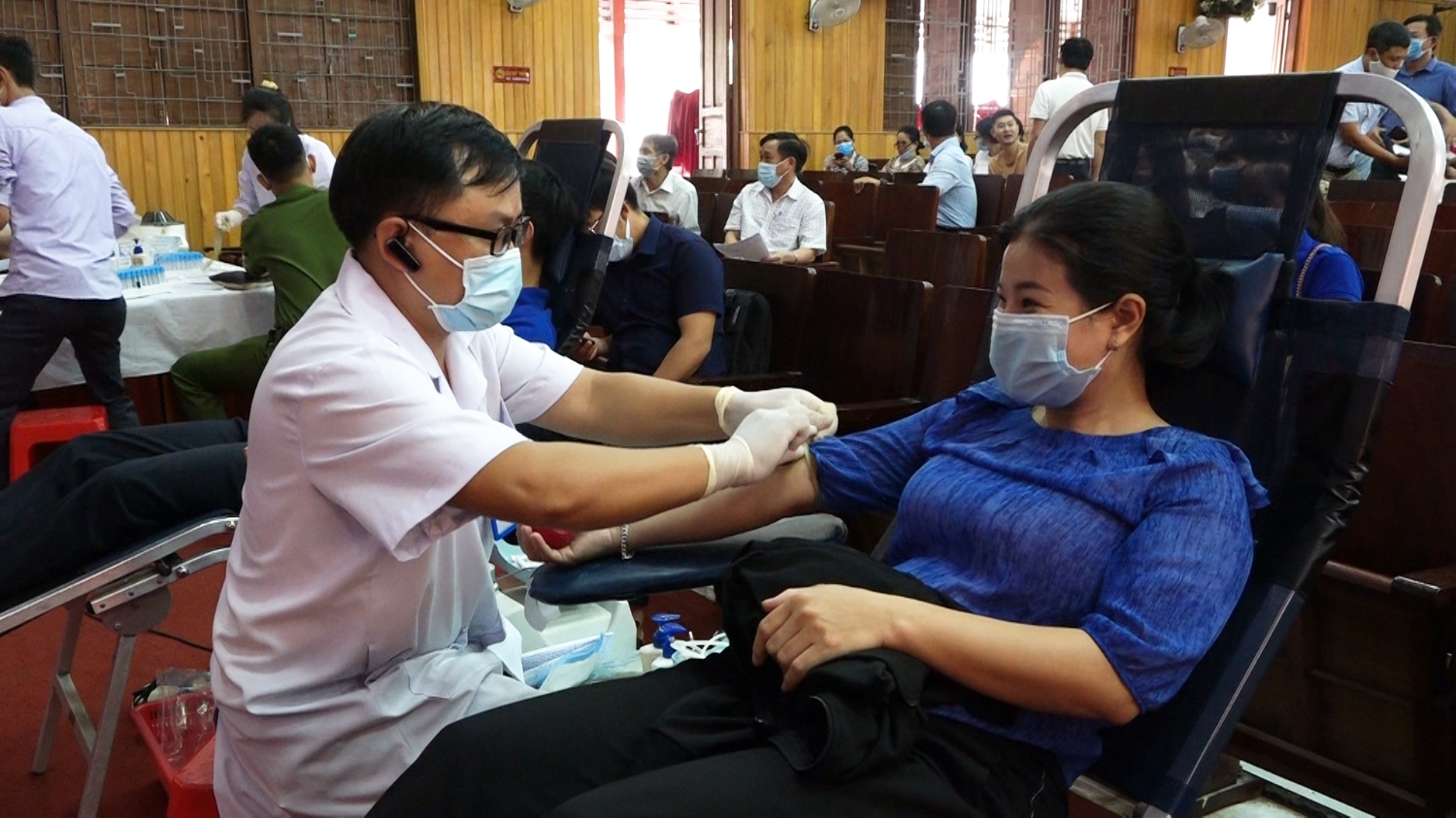 Người dân thị xã Ba Đồn tham gia hiến máu tình nguyện năm 2021