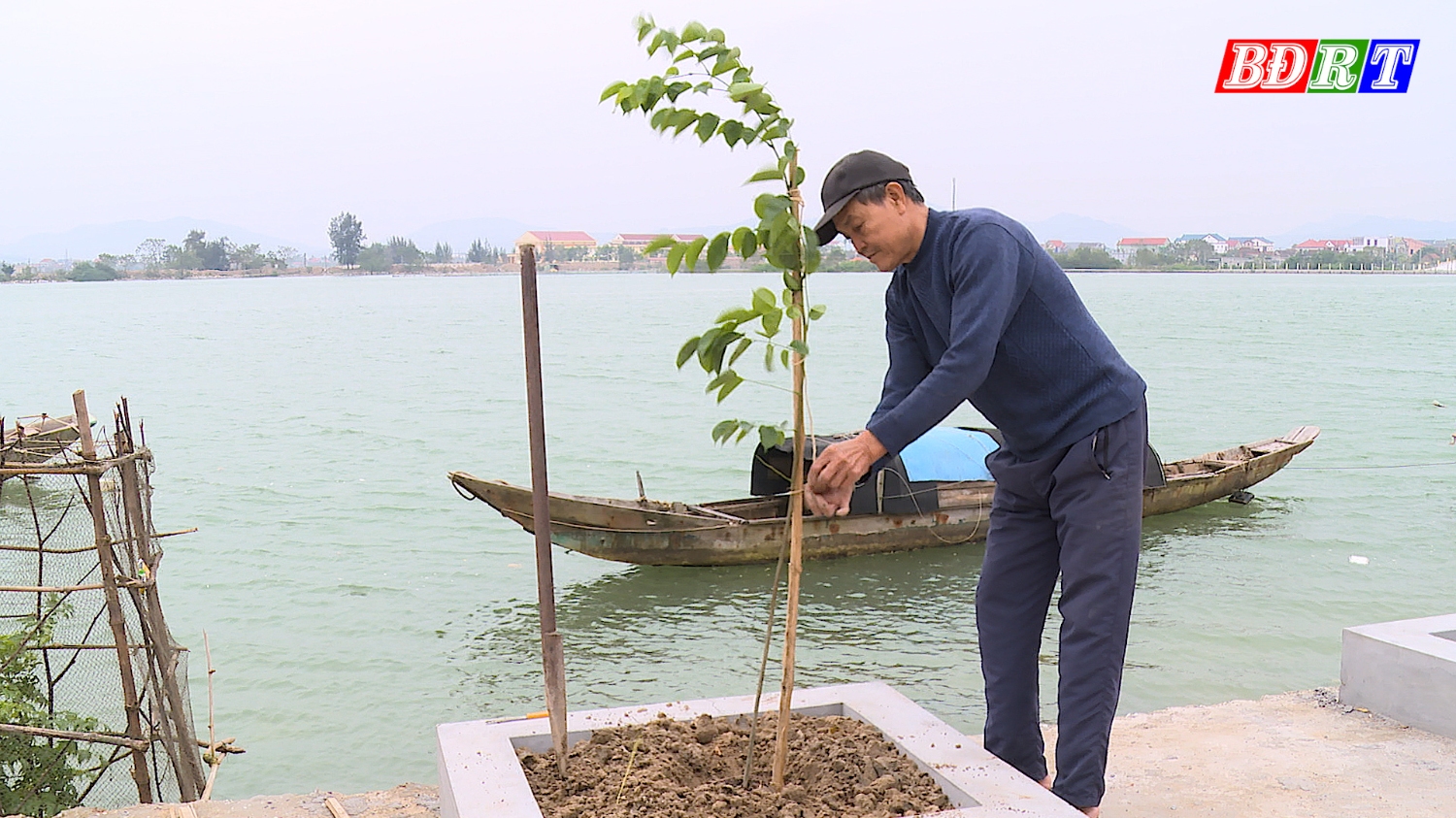 Người dân thôn Vân Đông tích cực trồng cây