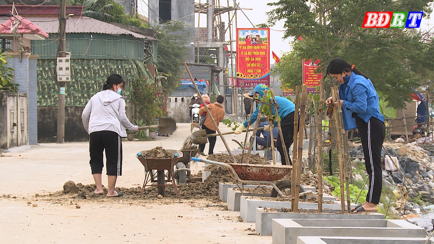 Người dân xã Quảng Hải tham gia trồng cây trên các tuyến đường.