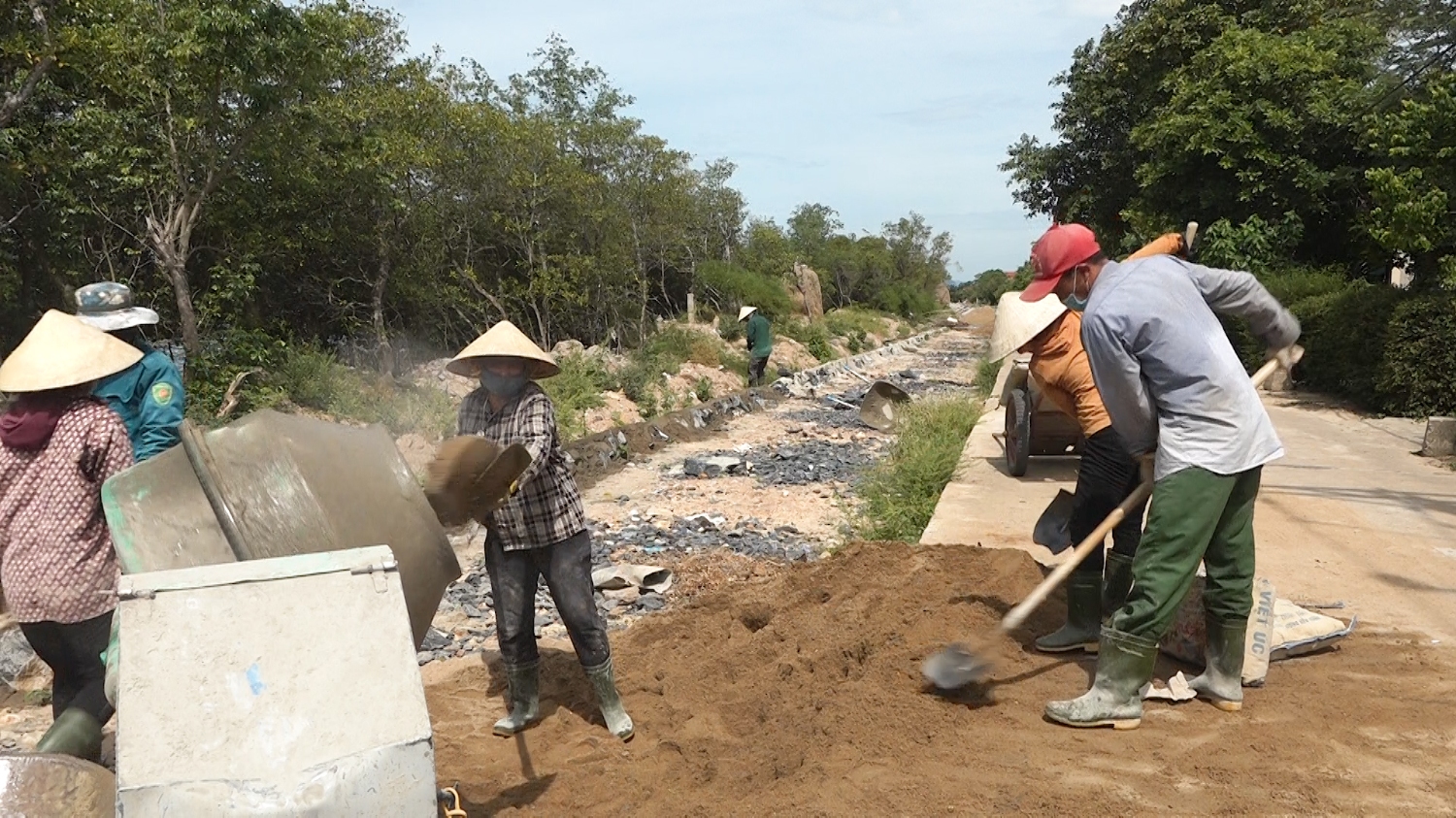 Người dân xã Quảng Hải tự nguyện hiến đất, tài sản, ngày công để mở rộng đường giao thông