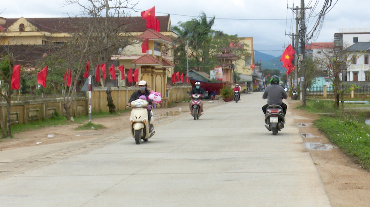 Người dân xã Quảng Hoà chấp hành nghiêm quy định đeo khẩu trang khi đi trên đường.