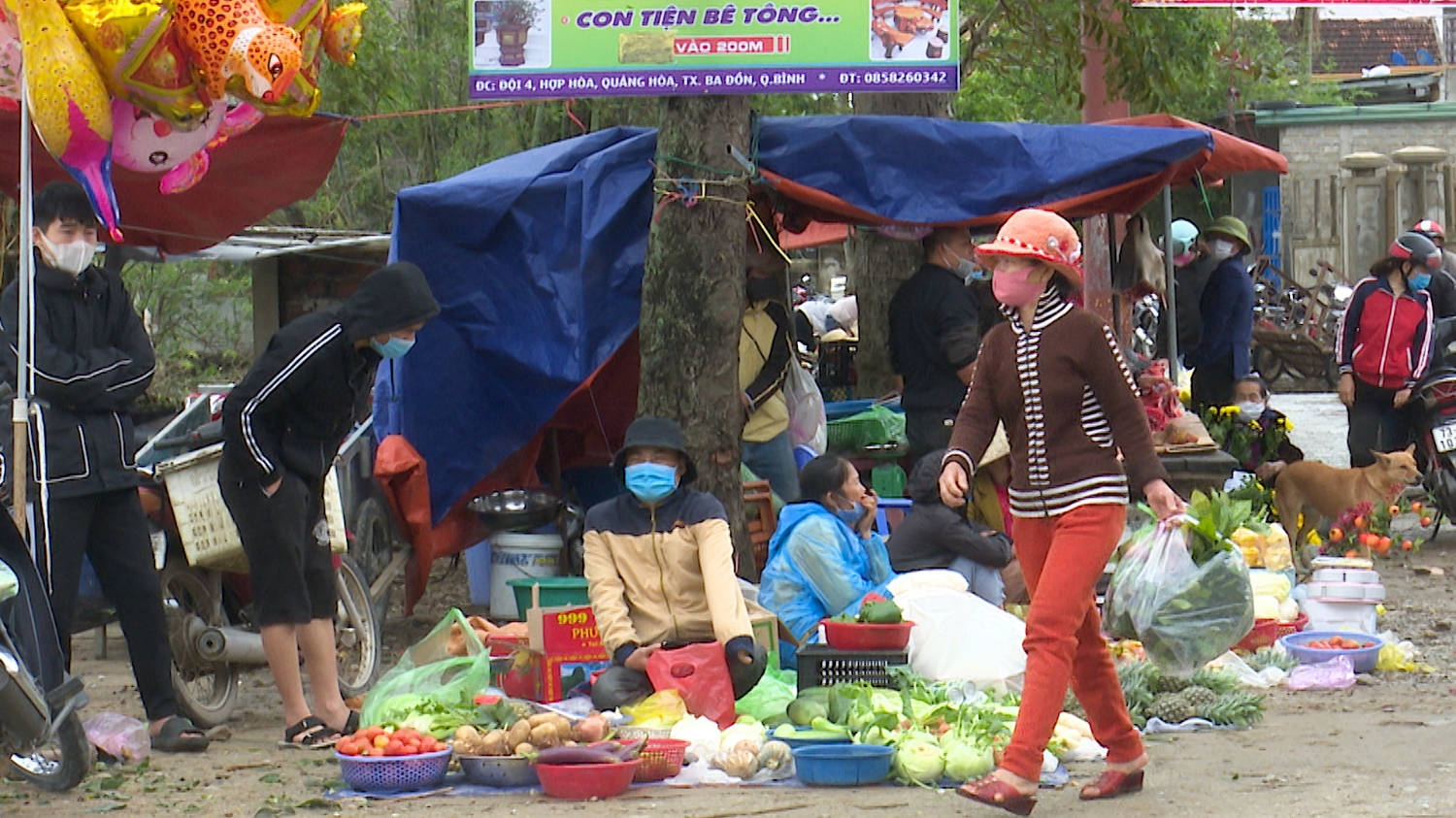 Người dân xã Quảng Hoà chấp hành nghiêm quy định đeo khẩu trang và giữ gìn vệ sinh nơi công cộng