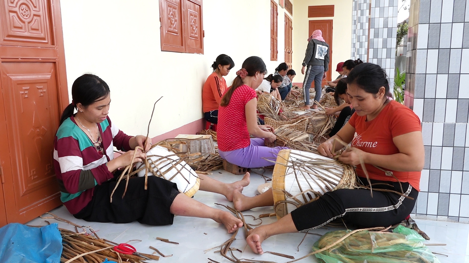 người dân xã Quảng Sơn tham gia học ngành đan lát bằng bêò lục bình, phát triển kinh té, xóa đói giảm nghèo