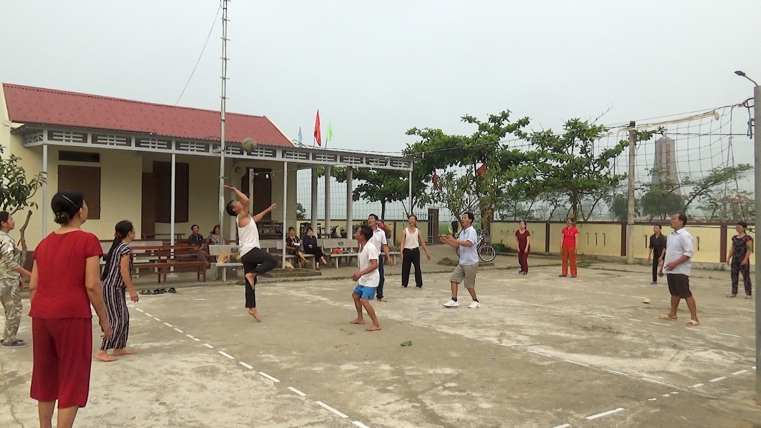 Người dân xã Quảng Thủy tham gia các hoạt động thể thao tại nhà văn hóa thôn.