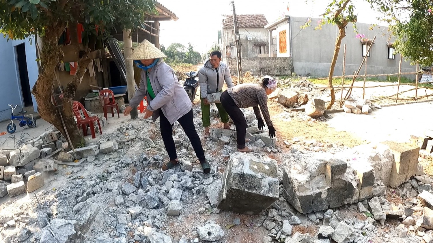 Người dân xóm Khe Zét, thôn Thọ Hạ hiến đất, hiến hàng rào để xây dựng NTM