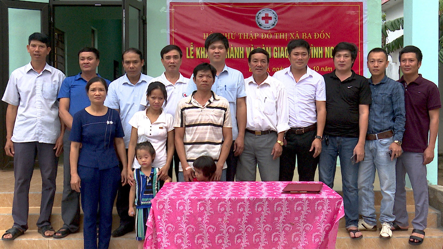 Nguyễn Phi Hùng Giám đốc Công ty TNHH xây dựng tổng hợp Đức Hạnh hỗ trợ xây dựng nhà tình nghĩa tại phường Quảng Phong