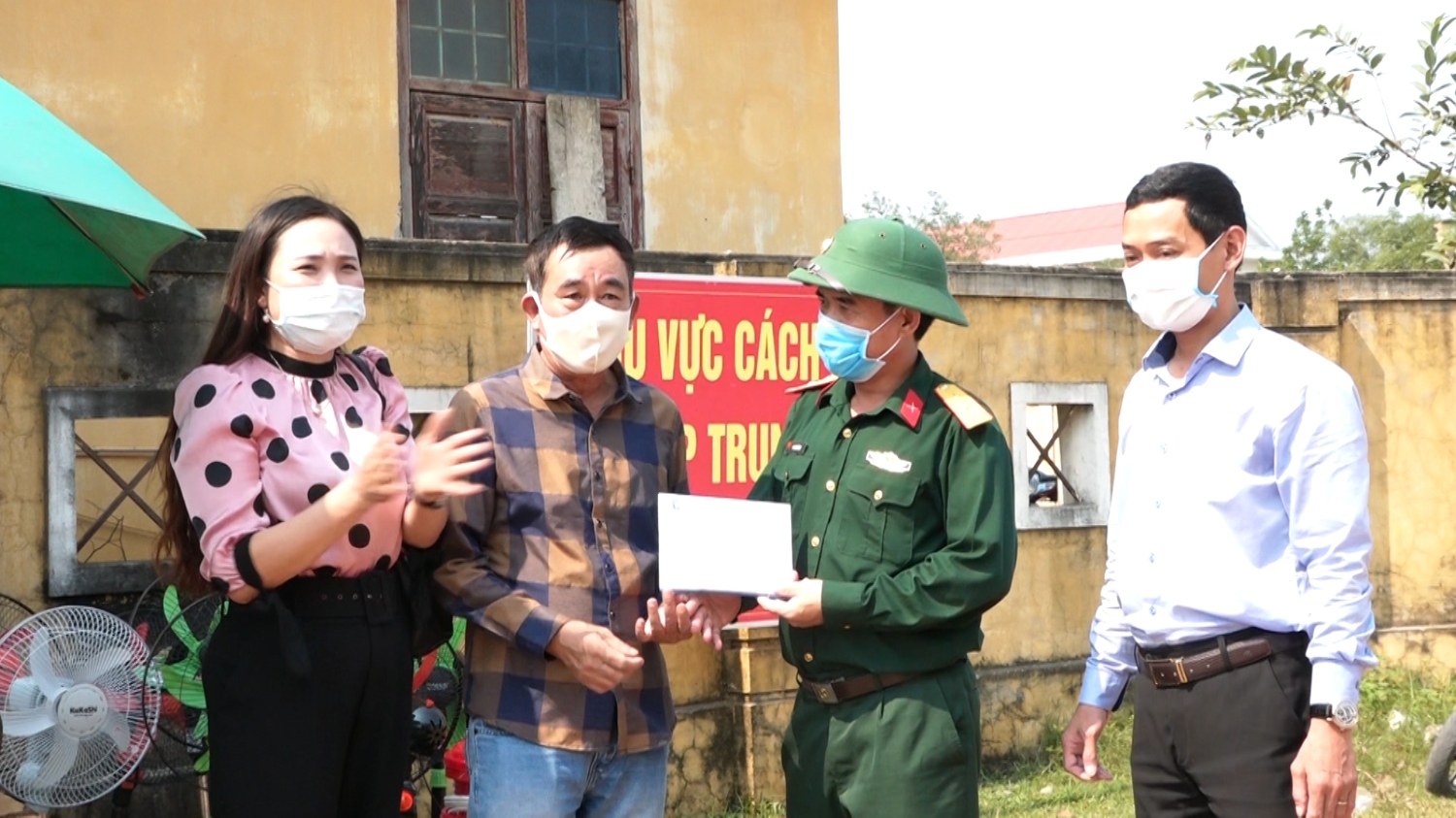 Lãnh đạo thị xã Ba Đồn, Nhà văn Nguyễn Quang Vinh tặng quà hỗ trợ cho cán bộ, chiến sỹ và những người được cách ly tại khu cách ly tập trung thị xã Ba Đồn.