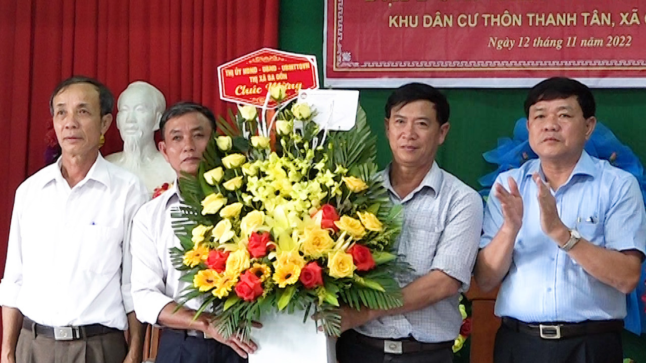 Đồng chí Đoàn Minh Thọ- Phó Bí thư Thị ủy- Chủ tịch UBND thị xã tặng hoa chúc mừng ngày hội.