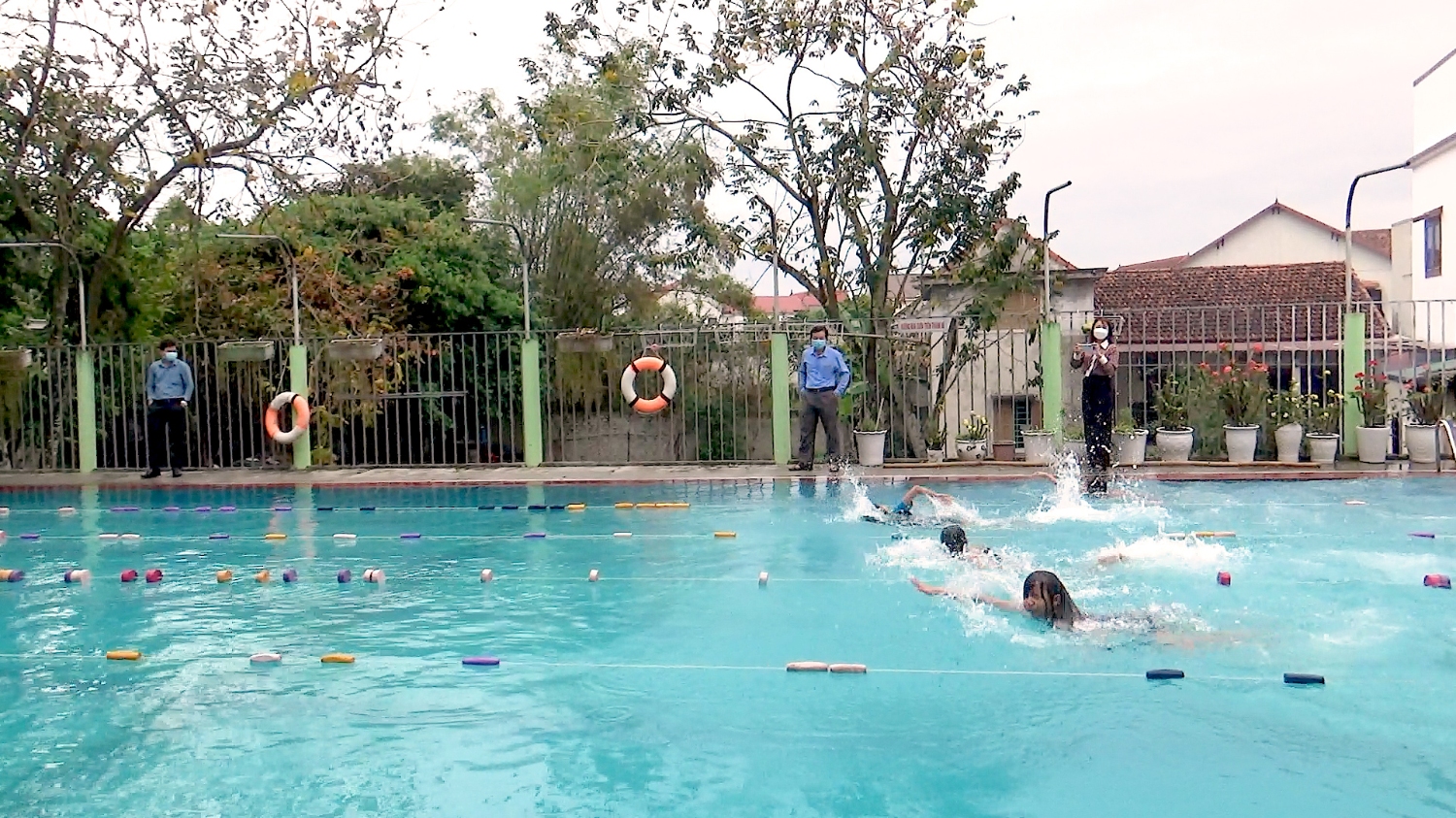 Những pha tranh tài kịch tính, hấp dẫn giữa các em hoc sinh tại giải bơi lội học sinh cấp thị xã